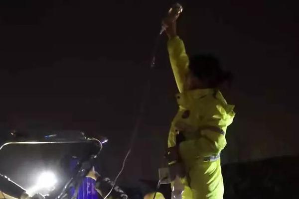 在大方找个女人过夜=伶俐,找一下大方